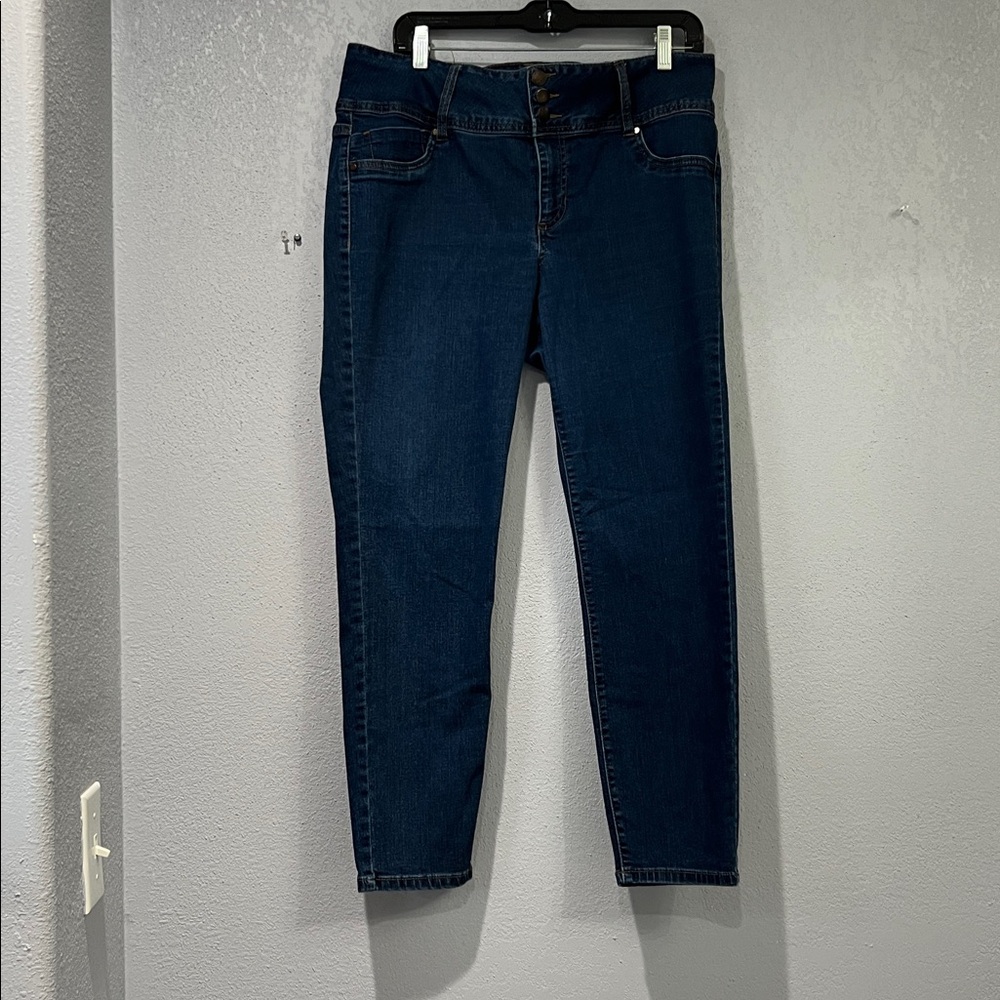 Women’s Blue D Jeans, Mid-Rise Wide Waist Band, Zipper, 3 buttons. Ankle length
